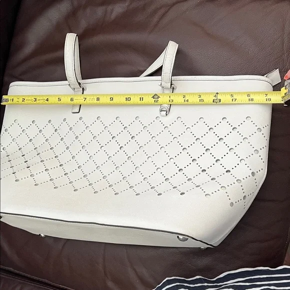MICHAEL KORS ELEGANT CREAM TOTE - Picture 13 of 16